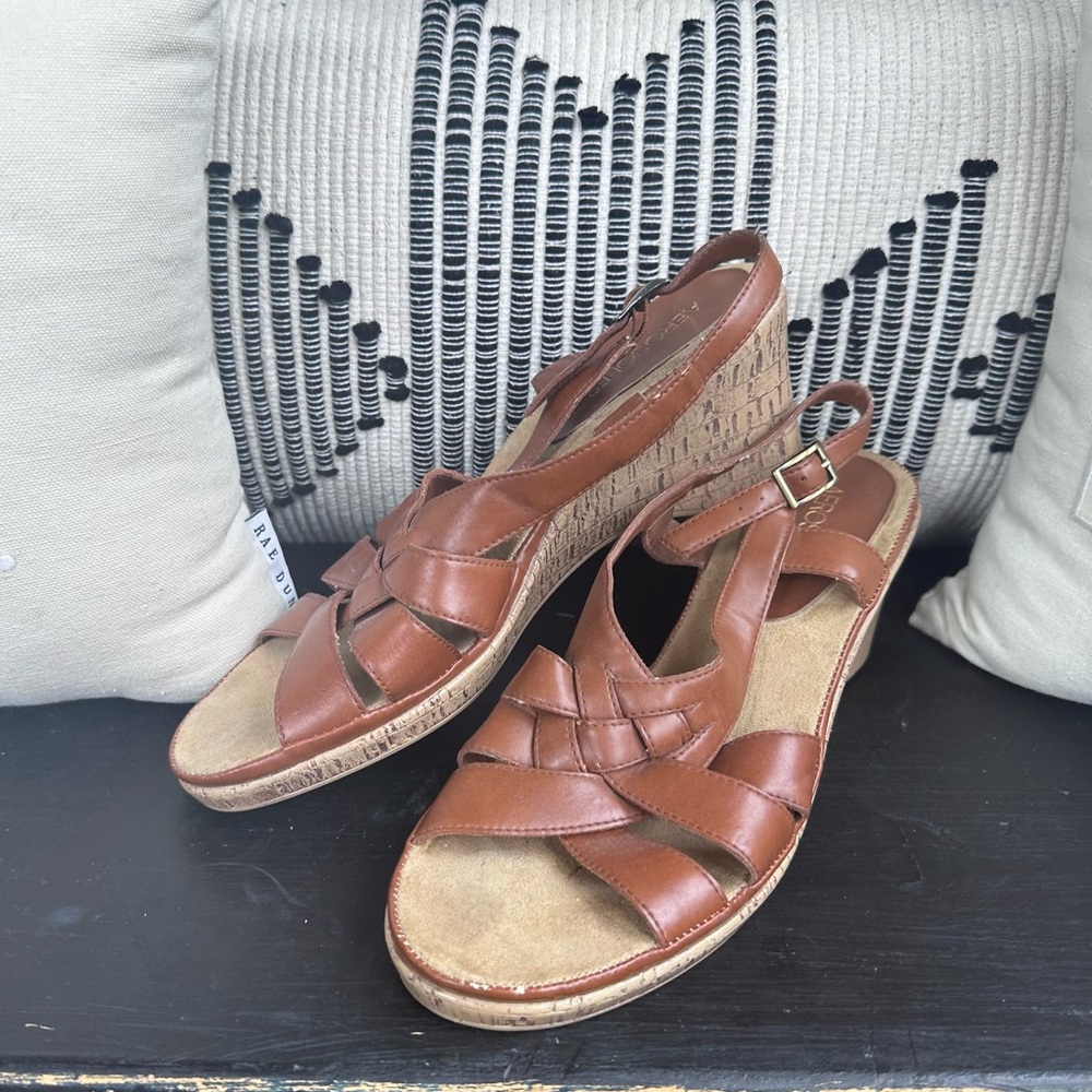 Aerosols Tan Strappy Wedge Sandals sz 9